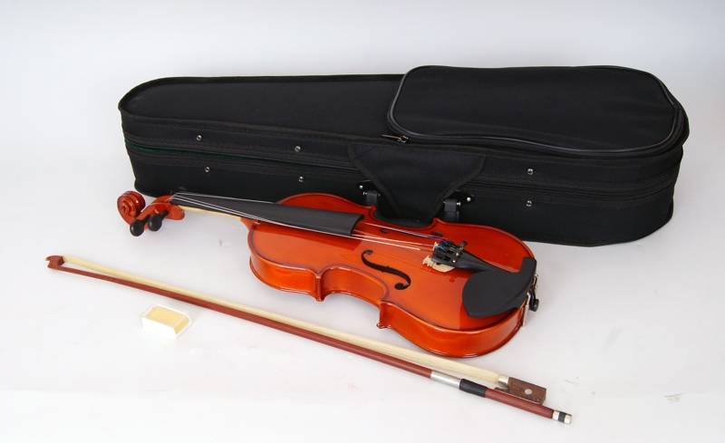 Carayа MV-008 Скрипка акустическая размера 1/8 в футляре со смычком